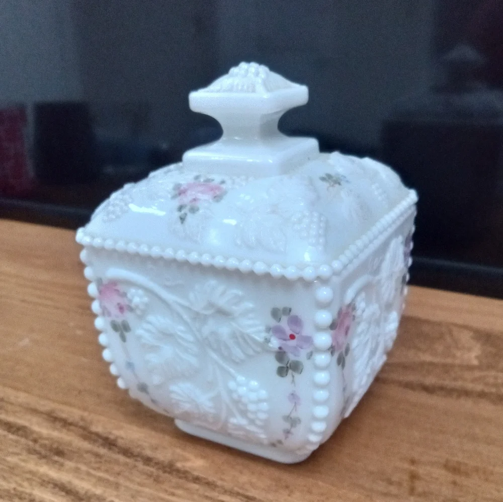 Vintage Pembroke Antique White Milk Glass Candy Dish w/lid - Picture 6 of 9